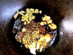 放入姜末、蒜片爆香