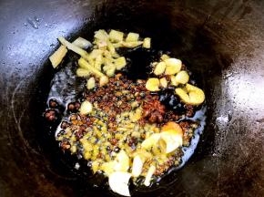 放入姜末、蒜片爆香