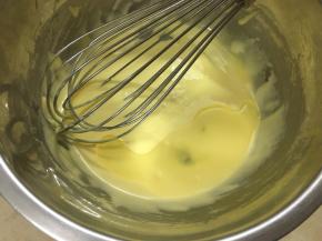 加入少量玉米油（20g左右一次）并搅拌均匀