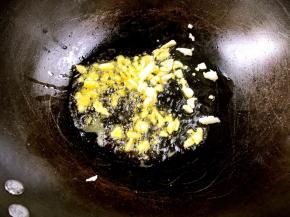 放入蒜碎爆香