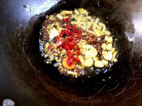 放入干辣椒炒出辣味