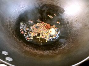 锅烧热油，放入花椒、八角、白芷编炒出香味