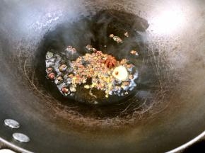 锅烧热油，放入花椒、八角、白芷编炒出香味