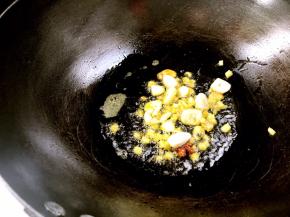 放入姜末、蒜片爆香