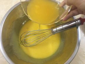 加入橙汁，并搅拌均匀