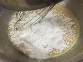 筛入低筋面粉，Z形抽拌，将面粉混合均匀，切记不要画圈搅拌