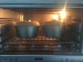 烤箱150度提前预热10分钟，将模具放入烤箱最中下层，150烤50分钟