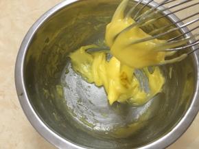随着玉米油的加入，会越来越浓稠，大概加到60g左右的玉米油时，蛋黄糊就浓稠到如图状态，这时候就要加入5g的柠檬汁，并搅拌均匀