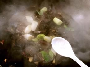 调入味精，炒匀