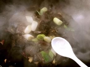 调入味精，炒匀
