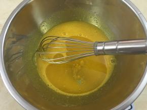 加入玉米油，并搅拌均匀
