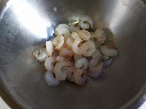 虾仁洗净去虾线。