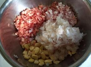 胡萝卜，大肉切粒，放玉米粒和虾肉。