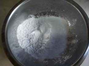 盆里放一百克虾饺粉。
