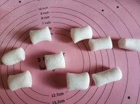 将面团搓长条，切出光滑的小剂子，可以稍微大点。