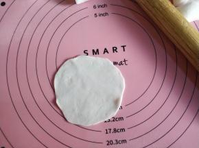 小剂子用擀面杖擀开，尽量薄点。