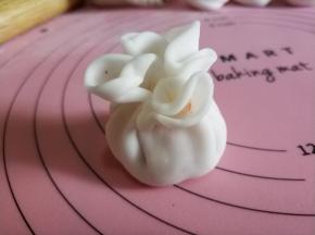 用虎口捏住收口