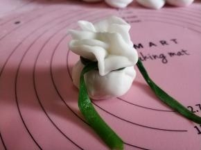 用韭菜叶轻轻绑住。锅里水烧开放篦子蒸五分钟就好了。