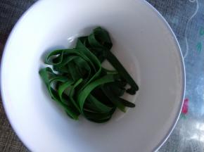 韭菜叶用开水烫软就行。