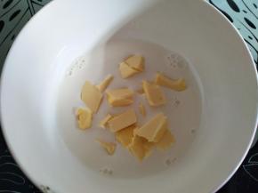 牛奶和黄油一起，同时预热烤箱中层上下火180℃