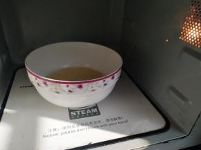 微波炉加热1分钟，使黄油融化搅拌均匀