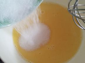 加入细砂糖搅拌均匀