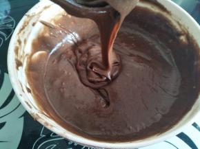 用收到打蛋抽搅打均匀（画Z字型搅打，不能画圈，以免起筋）