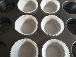 小号纸托放入模具