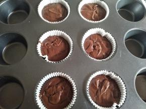 蛋糕湖倒入模具，7分满