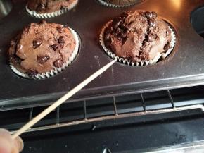 用牙签戳，不带蛋糕湖就是烤好了