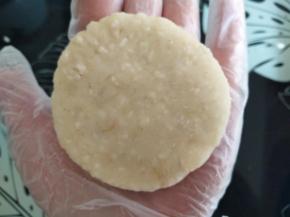 抓一团土豆泥按扁