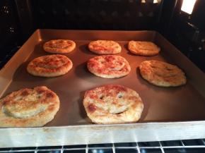 烤箱中层210℃预热5分钟,烤10-15分钟，表面有点焦焦就可以（可以用油煎）