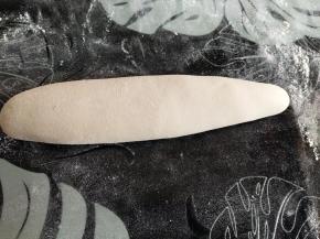 取一个面团揉成两头尖