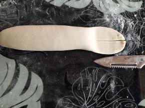 尾部压扁，切成尾巴