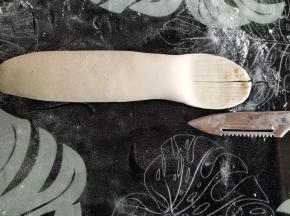 尾部压扁，切成尾巴