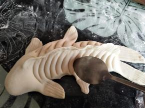 用勺子压出鱼鳞