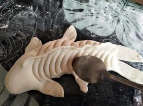用勺子压出鱼鳞