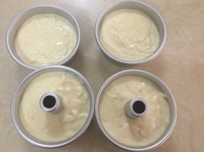 倒入模具，刮一下面糊，让面糊平整点，并轻震2、3下（旧图～配方是2个6寸中空模具）
