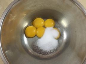 蛋黄里加入细砂糖，并搅拌均匀