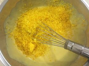 加入橙皮屑，并搅拌均匀