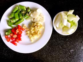 将配料洗净，切好备用，如图