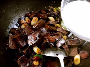 淋入淀粉水勾芡，即可盛出