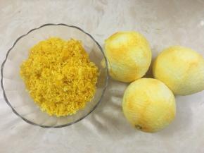 鲜橙用盐搓皮，用清水洗净，用刨丝器刨细备用