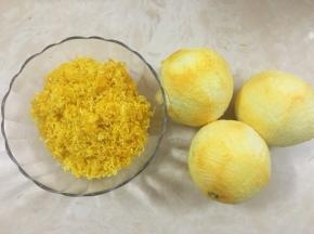 鲜橙用盐搓皮，用清水洗净，用刨丝器刨细备用