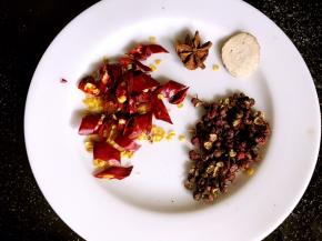 备好花椒、八角、白芷、干辣椒剪成小段