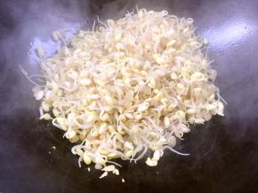 放入黄豆芽