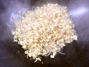 放入黄豆芽