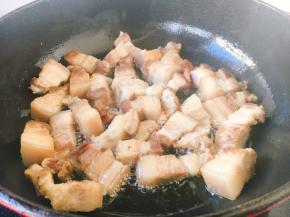 将五花肉煎至变色出油。