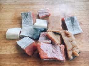 用厨房用纸吸干水分。