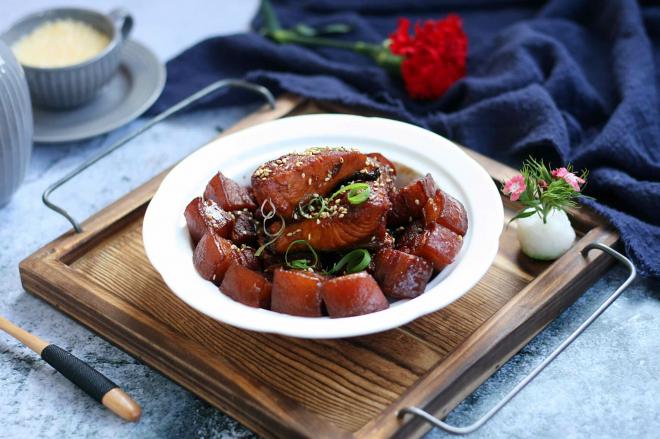 五花肉炖大马哈鱼